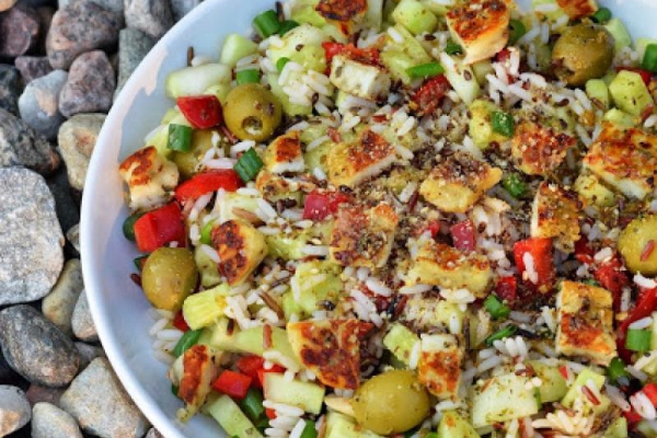 Sałatka z ryżem i serem halloumi