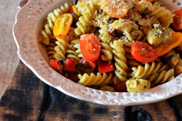 Makaron z pesto i warzywami