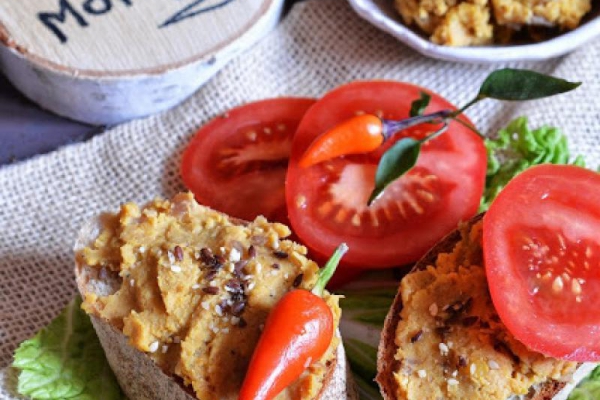 Pasta z ciecierzycy z czerwoną cebulą