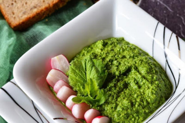 Pesto z liści rzodkiewki i bazylii