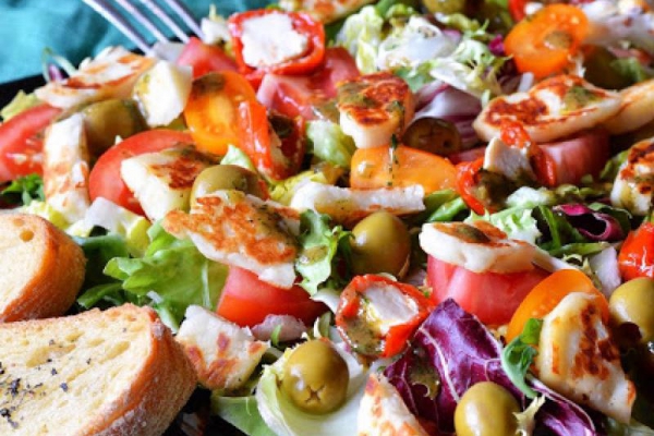 Sałatka z serem halloumi