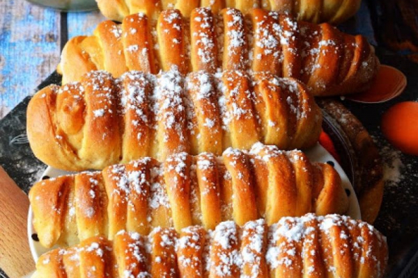 Drożdżówki z twarogiem i marmoladą