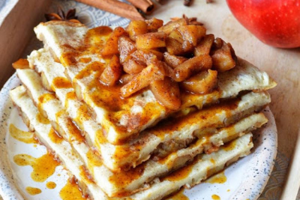 Omlet białkowy z karmelizowanymi jabłkami