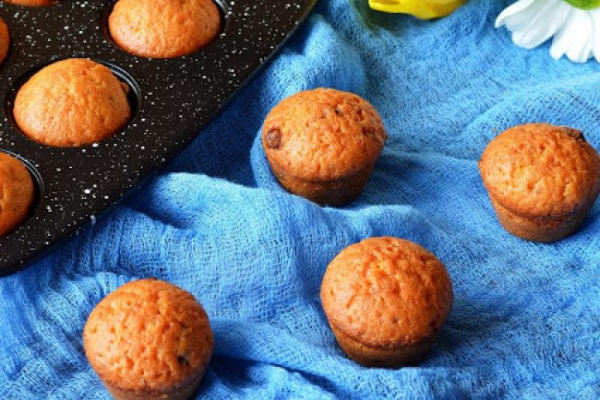 Muffinki jogurtowe z rodzynkami i czekoladą