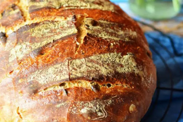 Chleb drożdżowy z pestkami dyni pieczony w garze