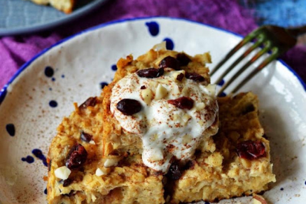 Pieczona owsianka z twarogiem, jabłkiem, bananem i żurawiną