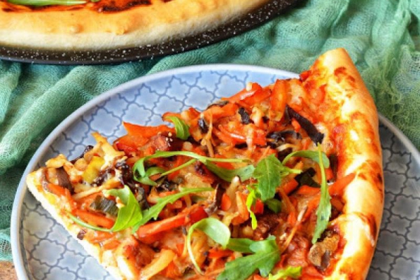 Pizza z mieszanką chińską i kurczakiem