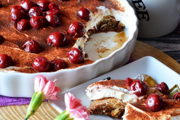 Szybki deser tiramisu fit z wiśniami