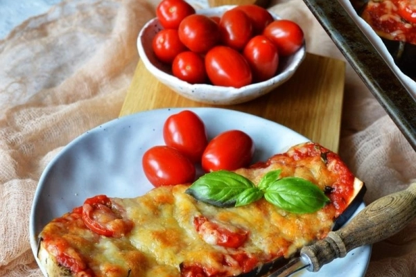 Bakłażan zapiekany z serem i pomidorkami