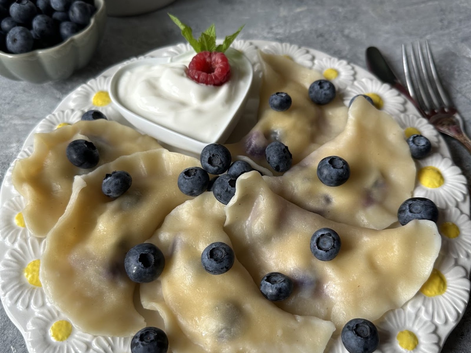 Pierogi z twarogiem i borówkami
