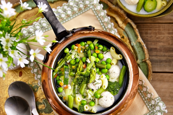Lekka zupa z zielonych warzyw z drobiowymi pulpecikami i makaronem