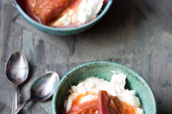 Labneh z rabarbarem gotowanym w soku pomarańczowym