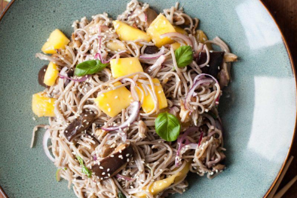 Sałatka z makaronem soba, bakłażanem i mango