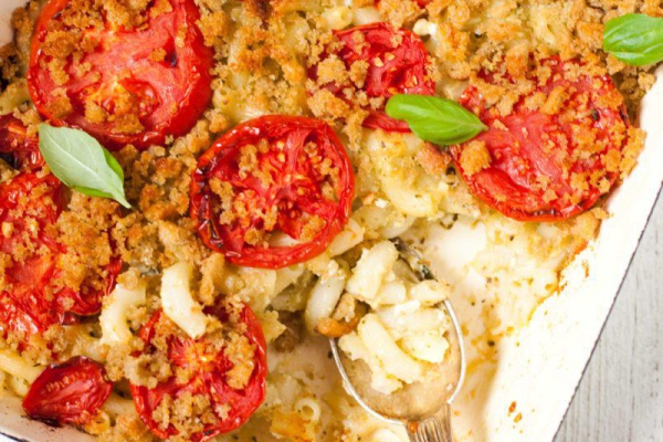 Makaronowa zapiekanka z 4 serami i pesto pod chlebową kruszonką