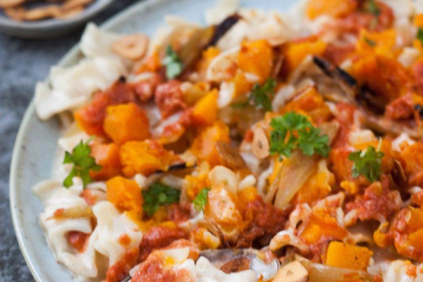 Makaron w sosie jogurtowym z pieczoną dynią