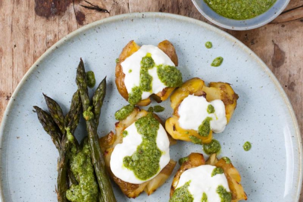 Pieczone ziemniaki ze szparagami z dodatkiem fety i pesto