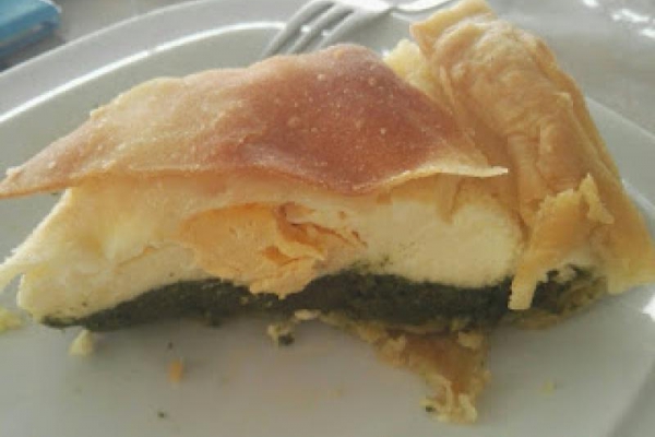 Tarta z ciasta typu francuskiego własnej roboty ze szpinakiem, twarogiem ricotta i żółtkami