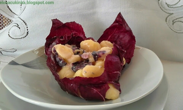 Kluski ziemniaczane z sosem z czerwonej sałaty - radicchio i serem pleśniowym -gorgonzola