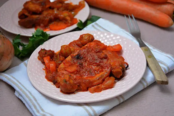 Schab pieczony w sosie pomidorowym z pieczarkami i marchewką