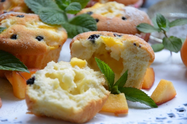 Muffinki cytrynowe na białkach z mascarpone i owocami