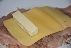 Gotowane roladki drobiowe w suszonej natce pietruszki z masłem i serem żółtym