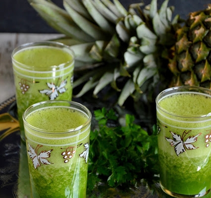 Zielony koktajl z ananasem