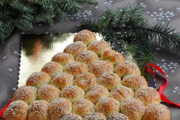 Drożdżowa choinka z kapustą i grzybami