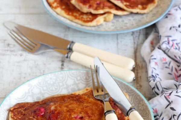 Orkiszowe pancakes z malinami