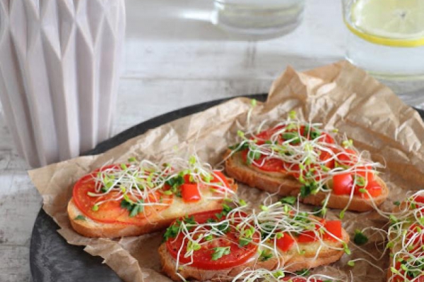 Bruschetta z mozzarellą, pieczonymi pomidorami i papryką