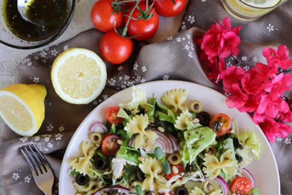 Włoska sałatka z makaronem z pesto