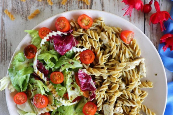 Sałatka z pełnoziarnistym makaronem z pesto, kurczakiem, miksem sałat i pomidorkami