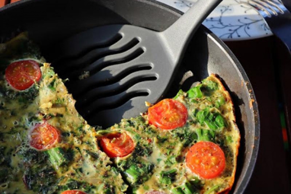 Puszysty omlet ze szpinakiem, liśćmi buraka, szczypiorkiem i pomidorkami