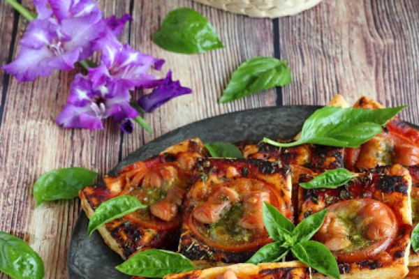 Mini pizze na cieście francuskim