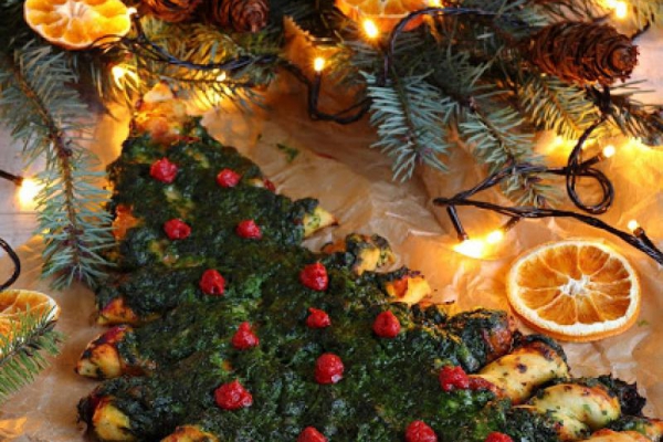 Pizza choinka ze szpinakiem i mozzarellą
