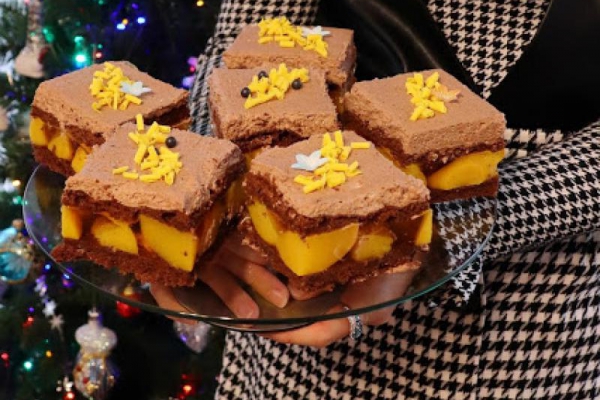Ciasto czekoladowa delicja z brzoskwiniami