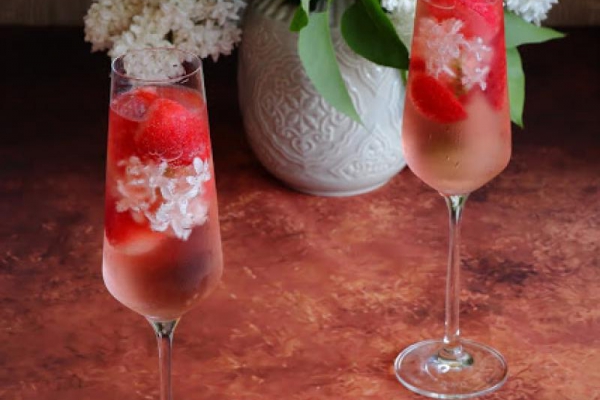 Musujący drink z truskawkami