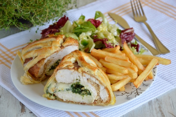 Piersi z kurczaka nadziewane szpinakiem, oliwkami i mozzarellą w cieście francuskim