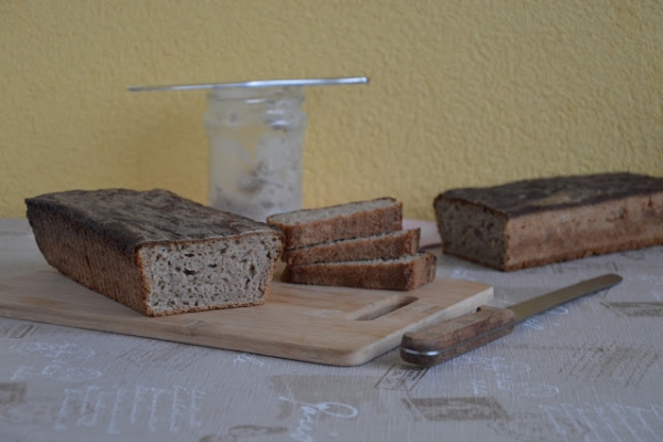 Chleb żytni na świeżo wyhodowanym zakwasie