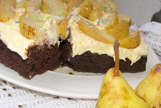 czekoladowo-aroniowe ciasto w formie mieszane z kremem budyniowym i gruszkami...