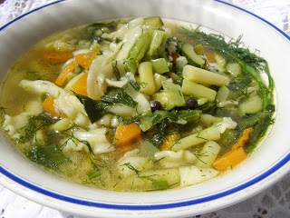 warzywna lekka zupa z makaronem...