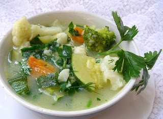 zupa warzywna na maśle z ryżem i cukinią...