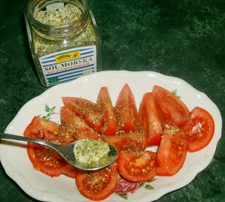 pomidory z pyszną solą morską do pomidorów...