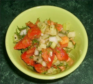 musztardowa sałatka pomidorowo-ogórkowa...