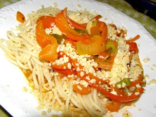 makaron spaghetti z gulaszem paprykowym bez mięsa...