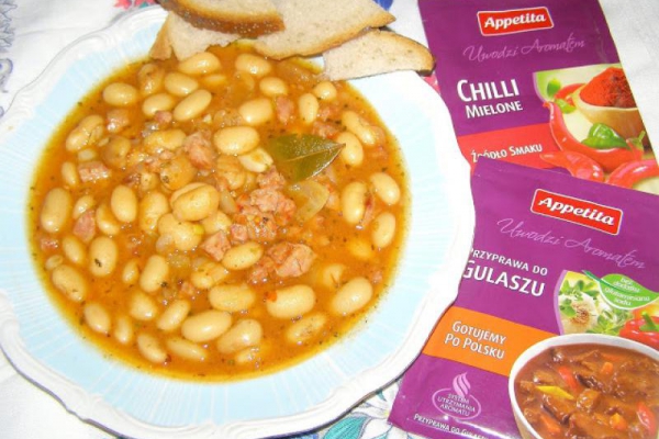 apetyczna fasola w pomidorach w przyprawie do gulaszu...