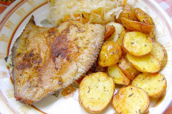 flądra pieczona z ziemniakami pieczonymi w urządzeniu airfryer...