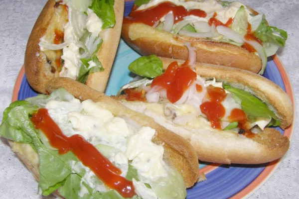 pyszne hot dogi z kiełbaskami, pieczarkami...
