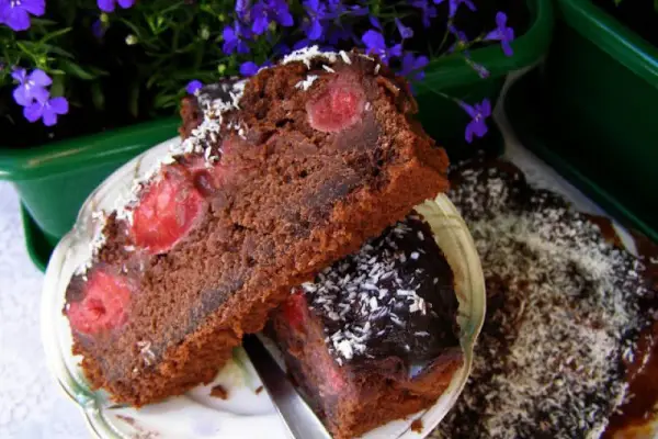 łatwe, smaczne ciasto czekoladowe z truskawkami...