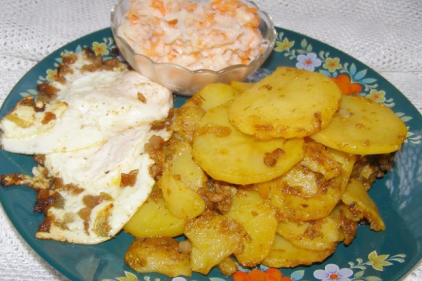 na obiad: ziemniaki, jajka sadzone,czarna rzepa...