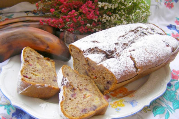 pyszne ucierane ciasto z brązowych bananów,śliwkami...